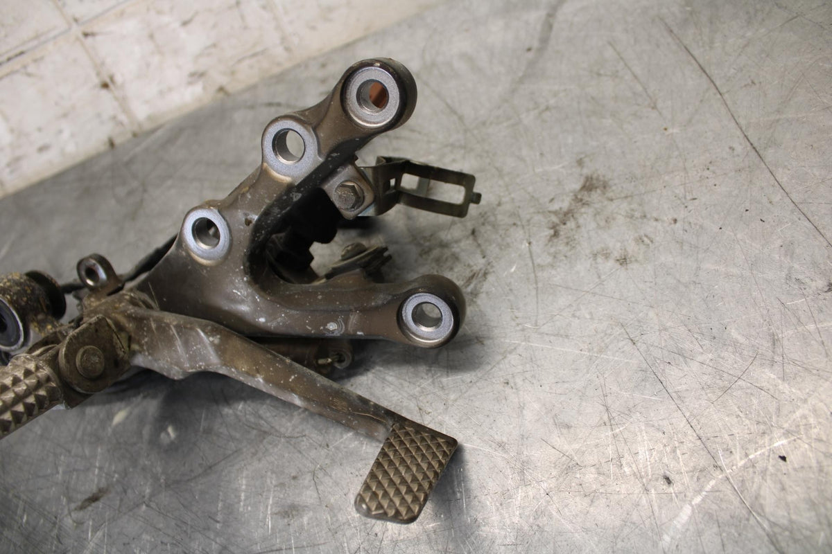 2007 Yamaha YZF R6 RIGHT REARSET REAR SET DRIVER FOOT PEG REST STOP BB522