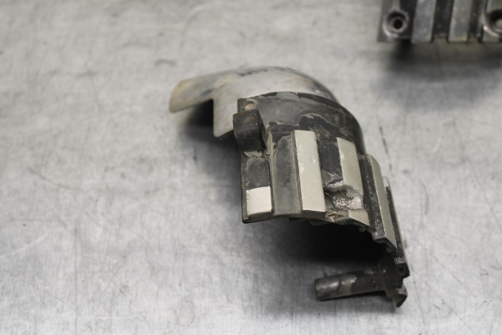 1998 Yamaha Vmax 1200 VMX1200 REAR CYLINDER(S) EXHAUST SHROUD COVER BB620
