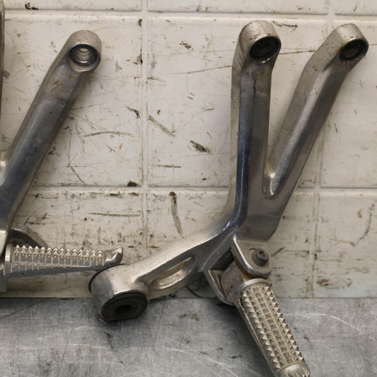 2000 Yamaha YZF R6 REAR BACK PASSENGER PEG SET PAIR 5EB-27430-00-00 BB558