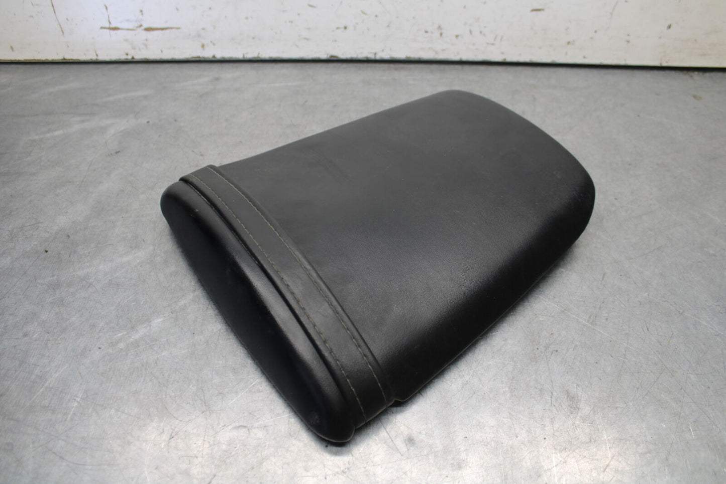 05-06 HONDA CBR600RR REAR BACK PASSENGER TANDEM SEAT PAD SADDLE PILLION BB655