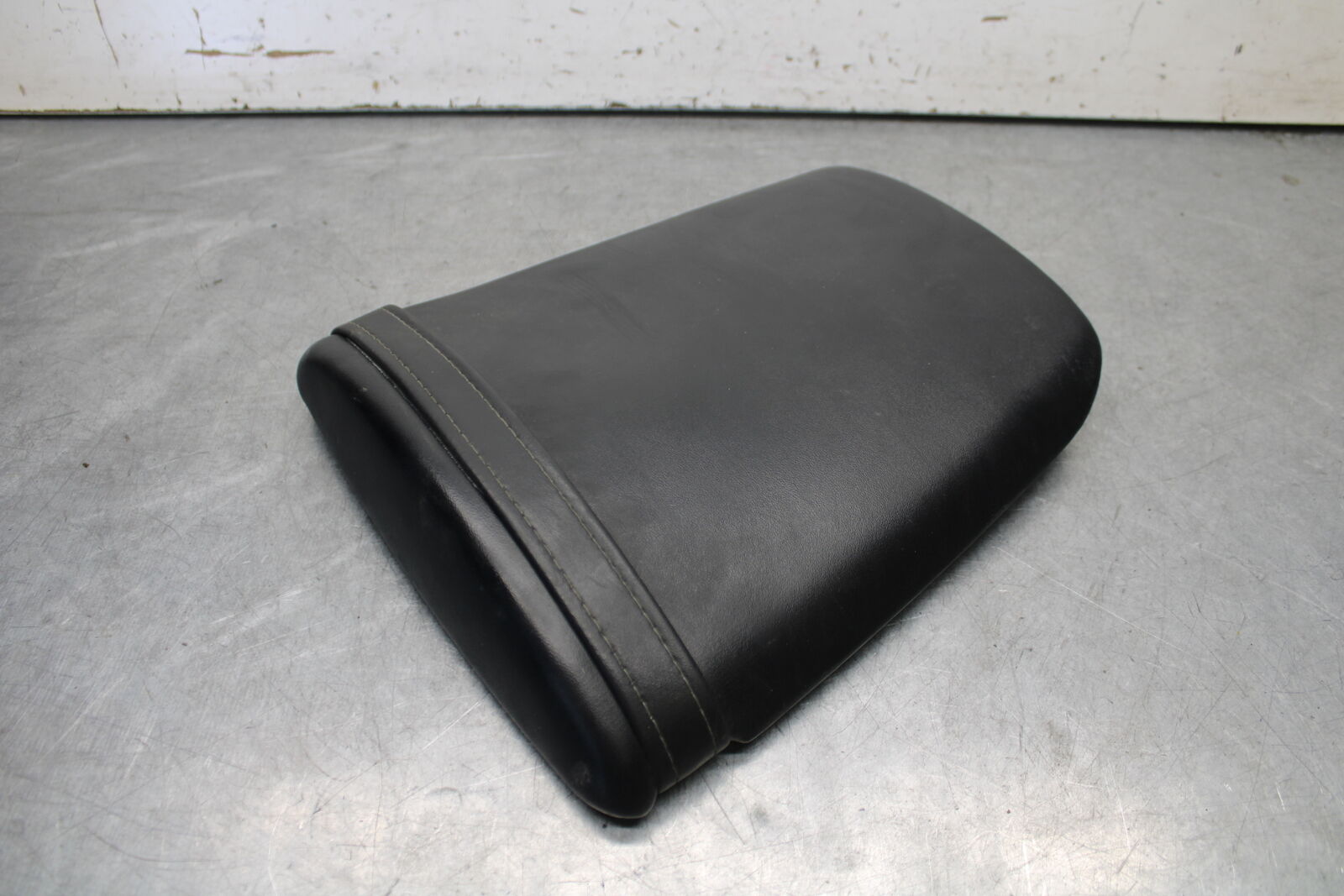 05-06 HONDA CBR600RR REAR BACK PASSENGER TANDEM SEAT PAD SADDLE PILLION BB655
