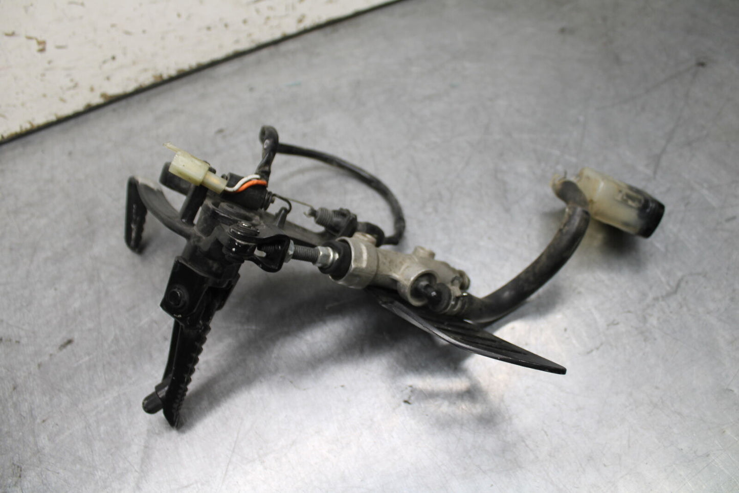 08-09 SUZUKI GSXR600 RIGHT REARSET REAR SET DRIVER FOOT PEG REST STOP BB728