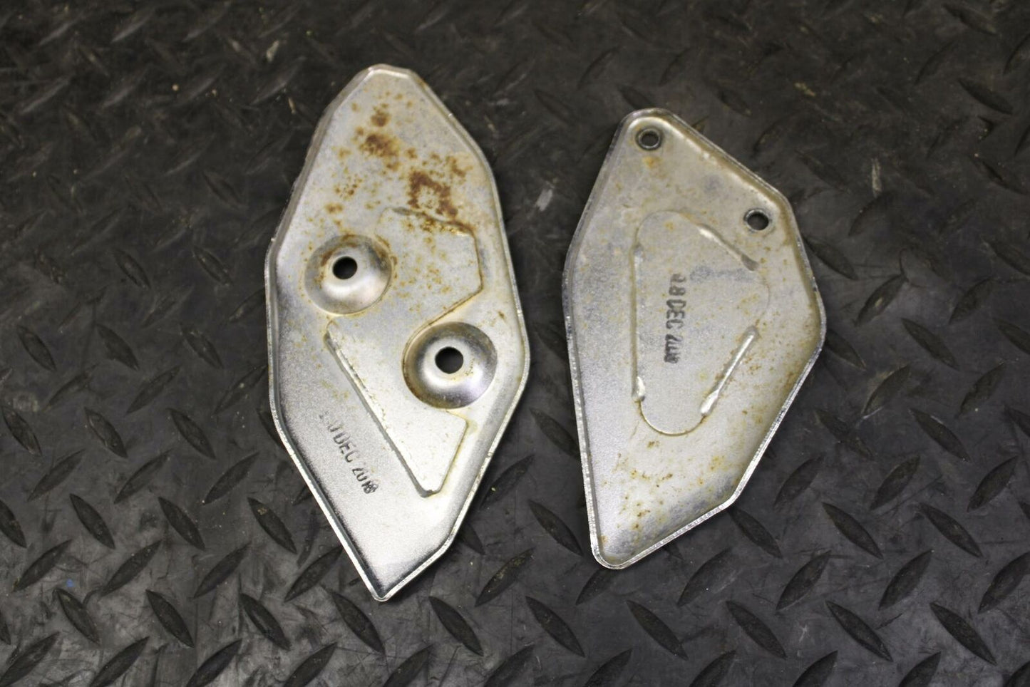 19 YAMAHA YZF R3 LEFT REARSET REAR SET HEEL GUARD COVER  BB177