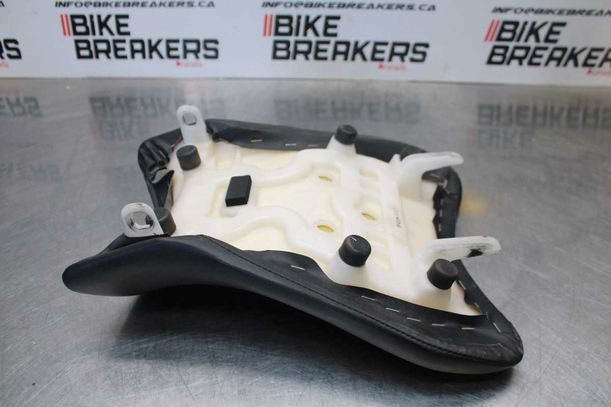 08-10 SUZUKI GSXR 600 FRONT DRIVERS SEAT PAD SADDLE PILLION BB202