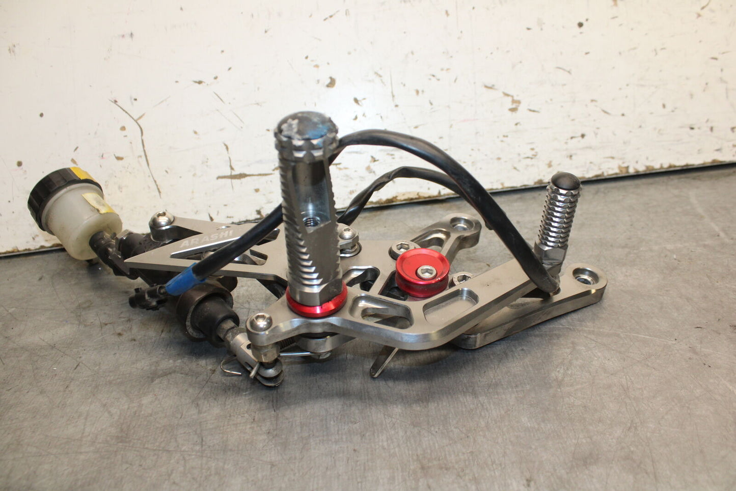 07-08 YAMAHA YZF R1 RIGHT REARSET REAR SET DRIVER FOOT PEG REST STOP BB724