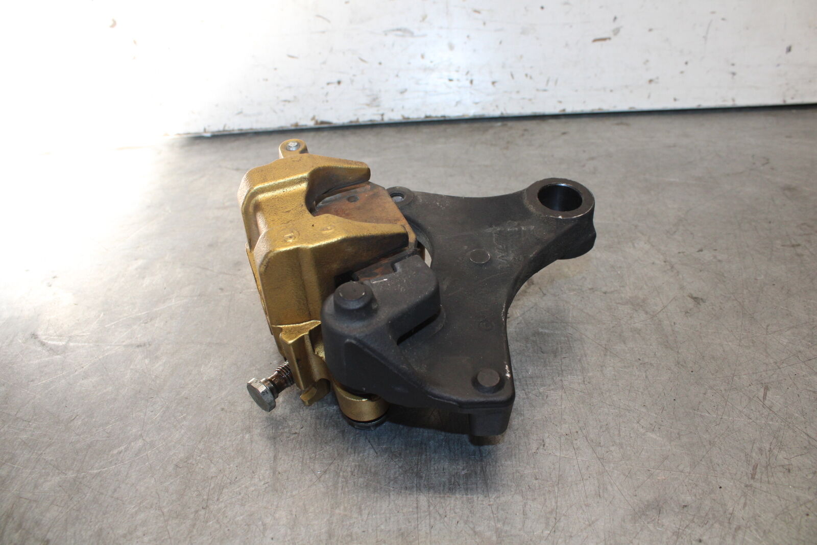 07-08 TRIUMPH DAYTONA 675 REAR BACK BRAKE CALIPER W MOUNT BRACKET BB685