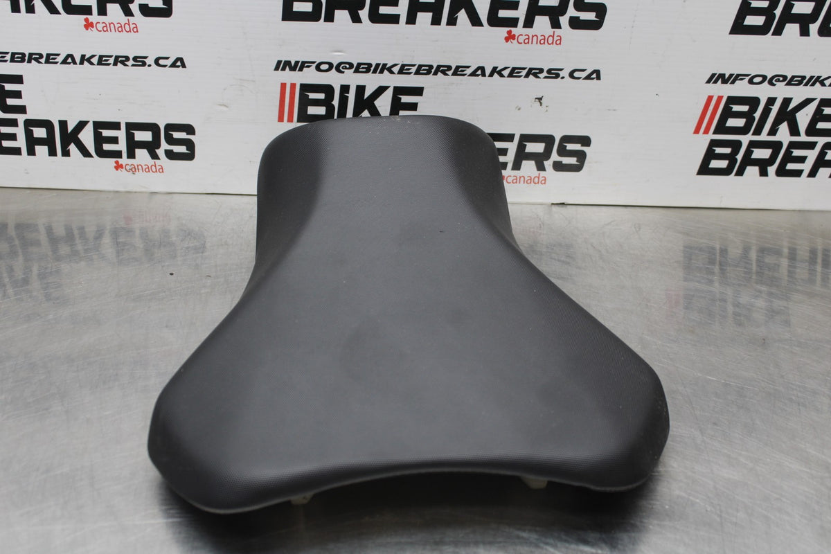 11-25 SUZUKI GSXR 600  FRONT DRIVERS SEAT PAD SADDLE PILLION BB830