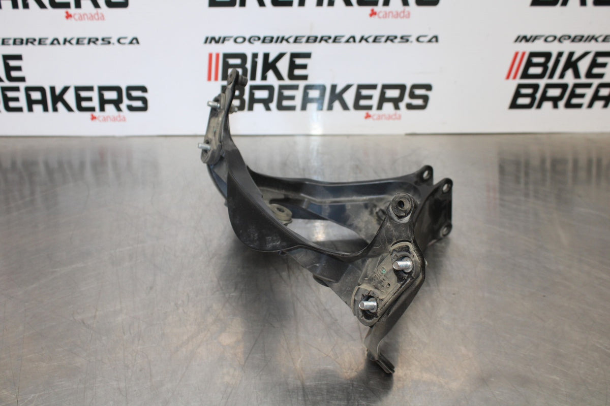 06-07 SUZUKI GSXR 600 UPPER FAIRING MIRROR GAUGES STAY BRACKET BB170