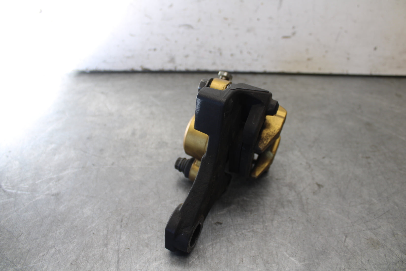 07-08 TRIUMPH DAYTONA 675 REAR BACK BRAKE CALIPER W MOUNT BRACKET BB685