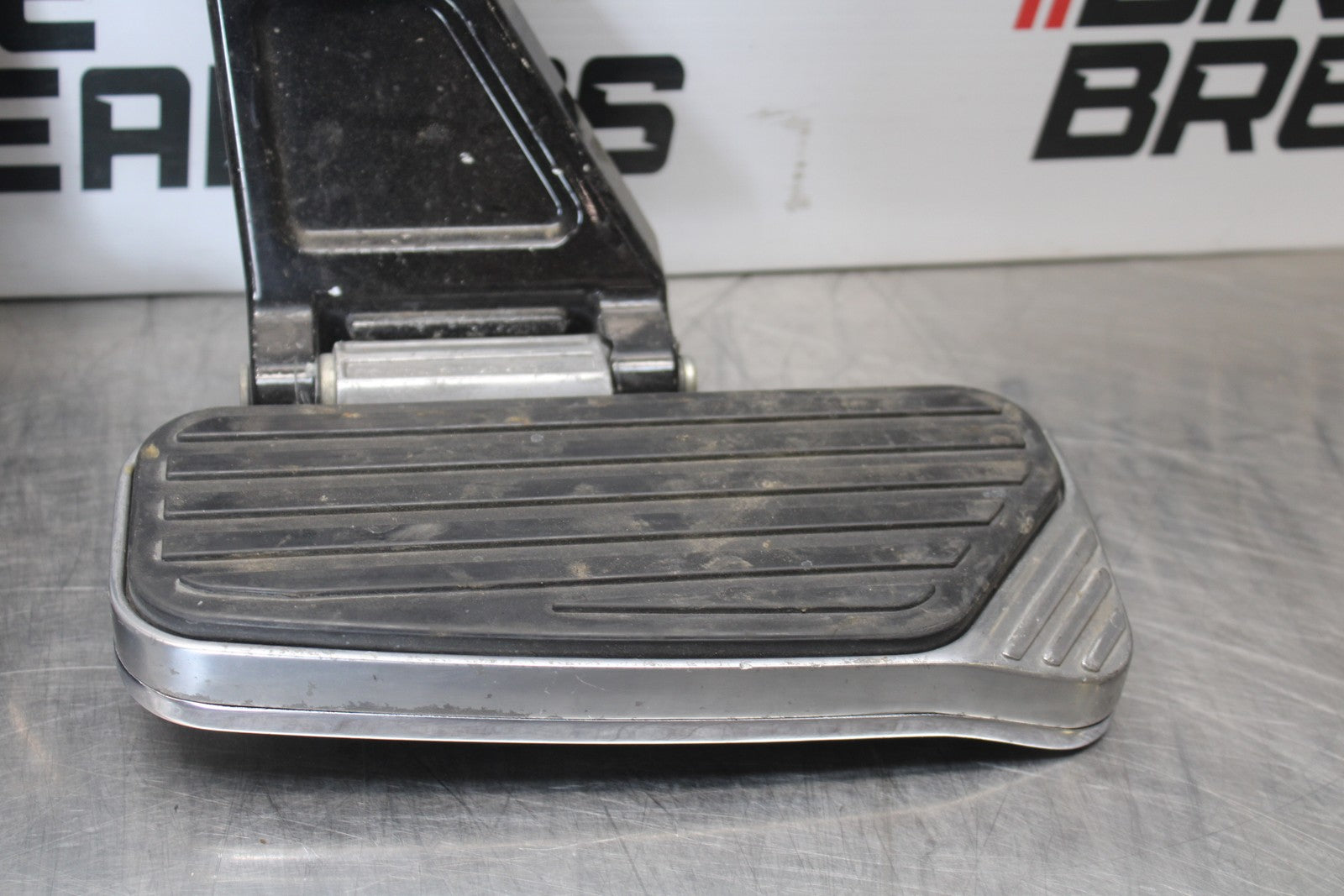 03-08 KAWASAKI VULCAN 1600 REAR PASSENGER FOOT STEP PEG SET PAIR BB196