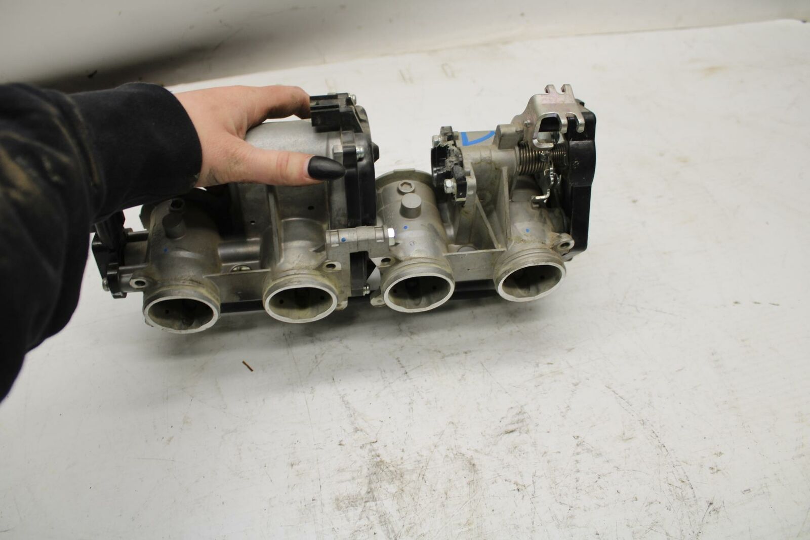08-17 YAMAHA YZF R6 MAIN FUEL INJECTORS / THROTTLE BODIES BB354