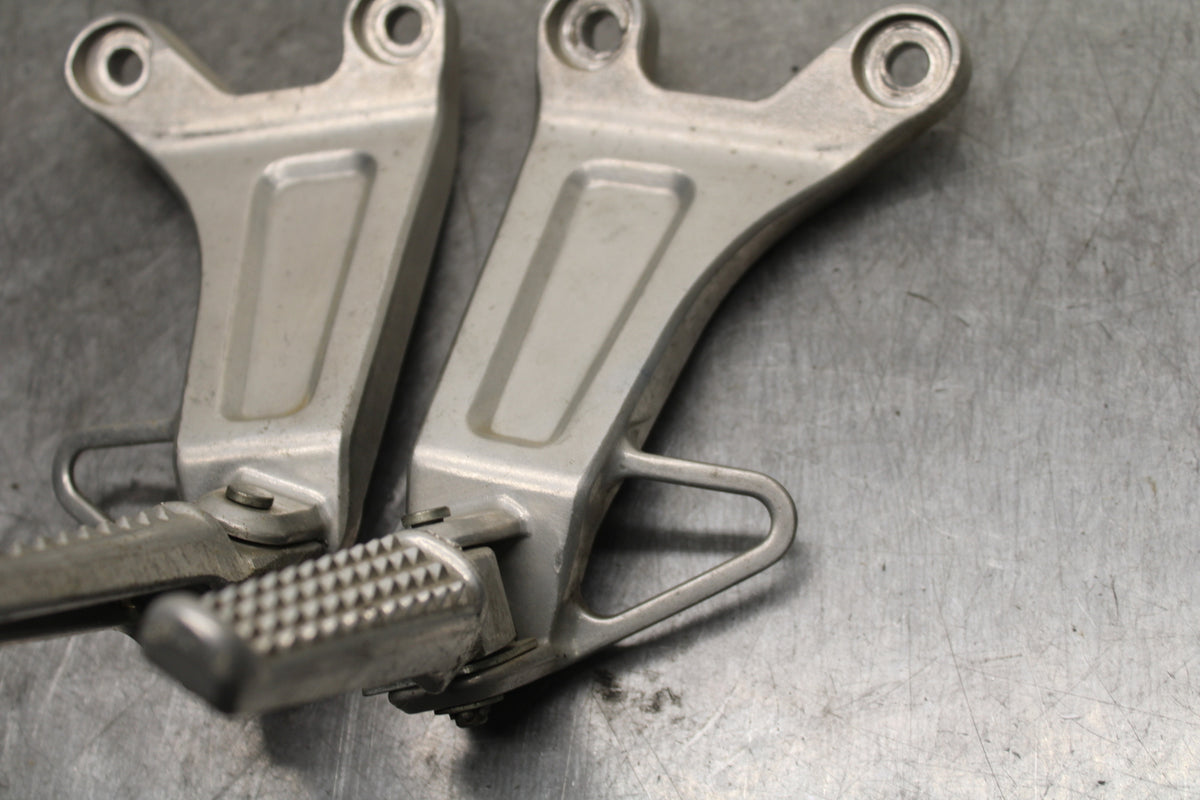 03-04 HONDA CBR600RR REAR BACK PASSENGER PEG SET PAIR BB122