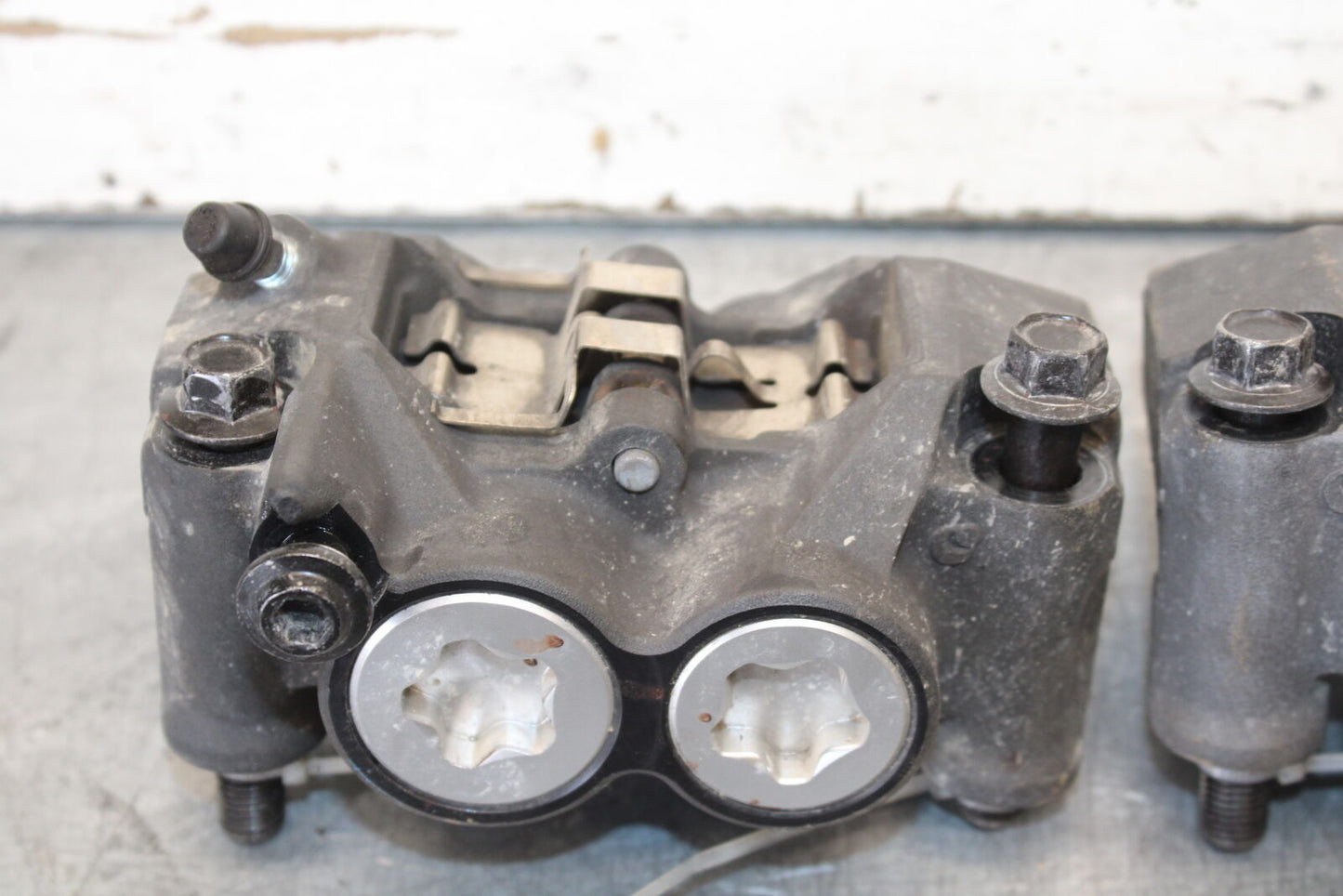 08-16 YAMAHA YZF R6 RIGHT LEFT FRONT BRAKE CALIPER SET PAIR CALIPERS BB665