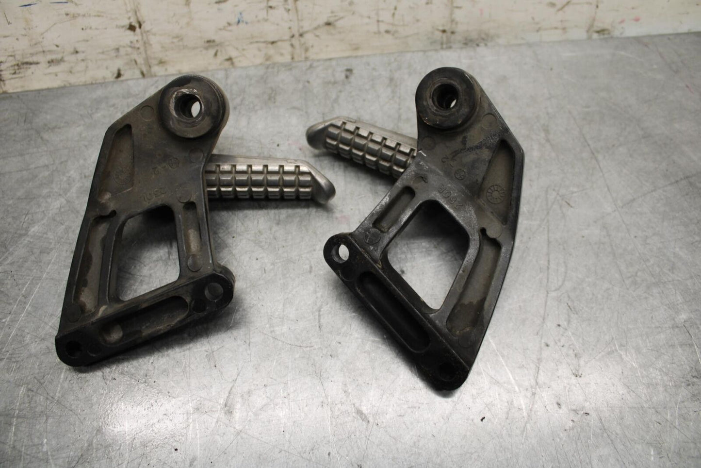 2001 Kawasaki Ninja ZX6 ZX600E REAR BACK PASSENGER PEG SET PAIR BB547
