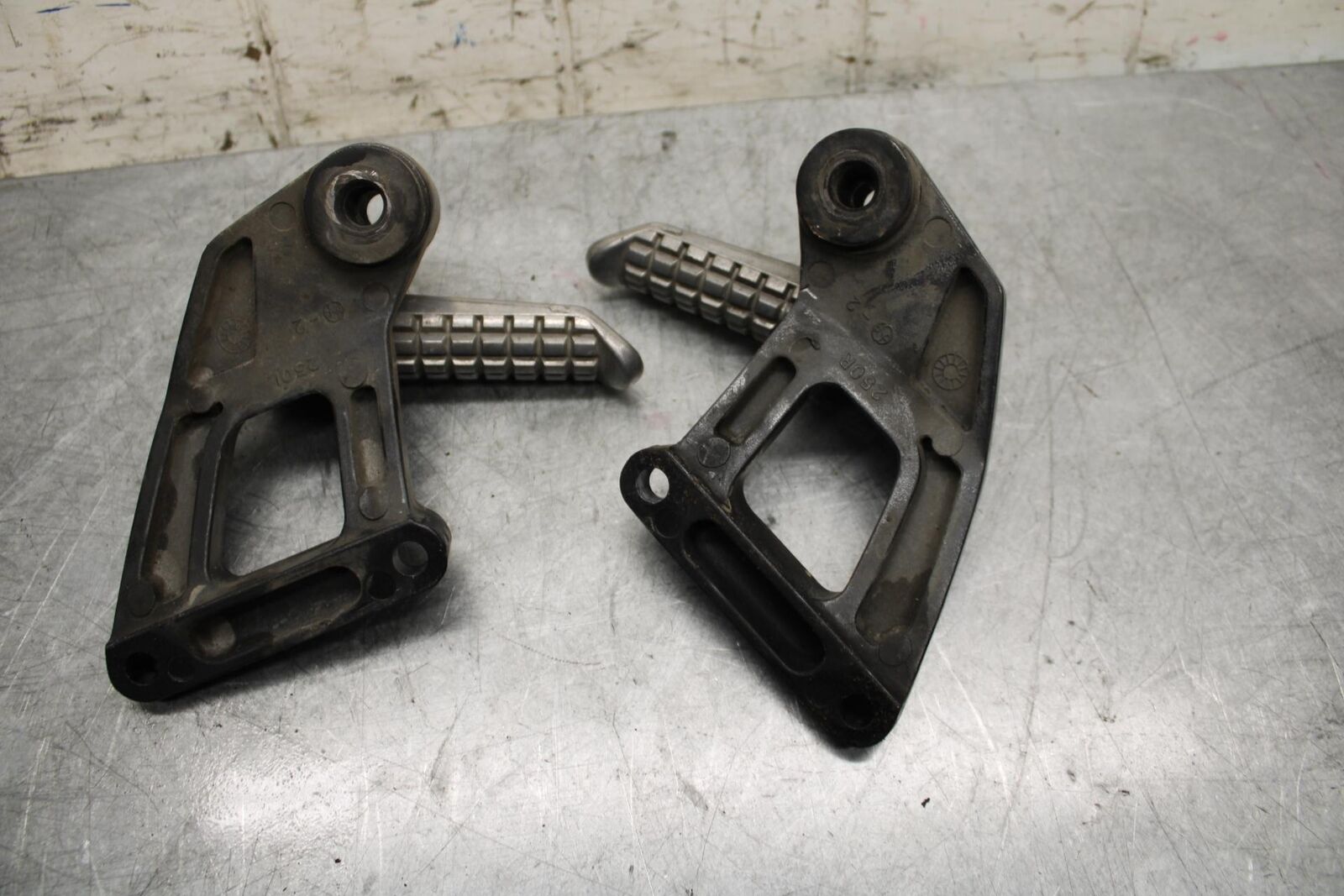 2001 Kawasaki Ninja ZX6 ZX600E REAR BACK PASSENGER PEG SET PAIR BB547