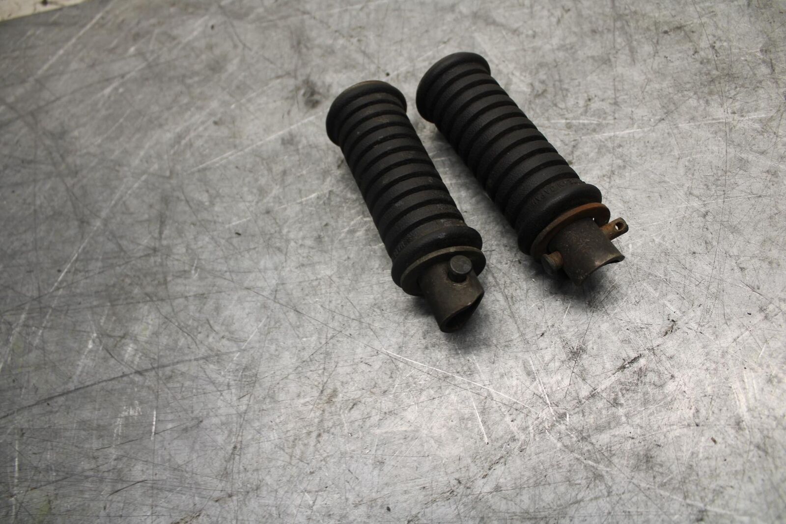 1982 Suzuki GS450L REAR PASSENGER FOOT STEP PEG BB52