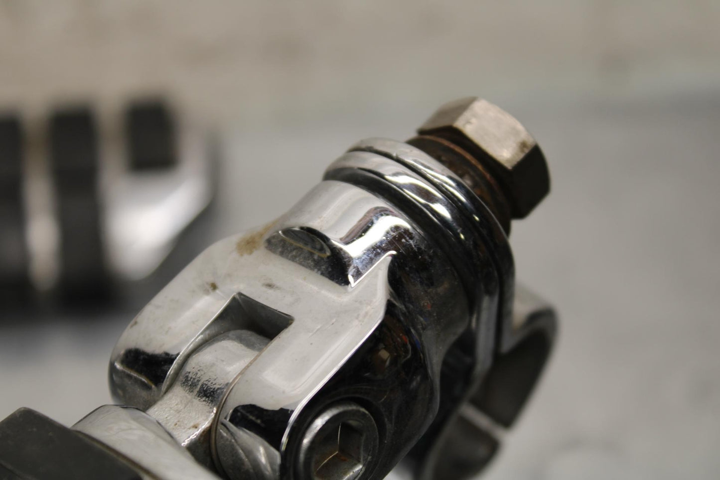 2005 Kawasaki Vulcan 1600 VN1600A Classic FRONT FOOT RESTS PEGS SET PAIR BB574