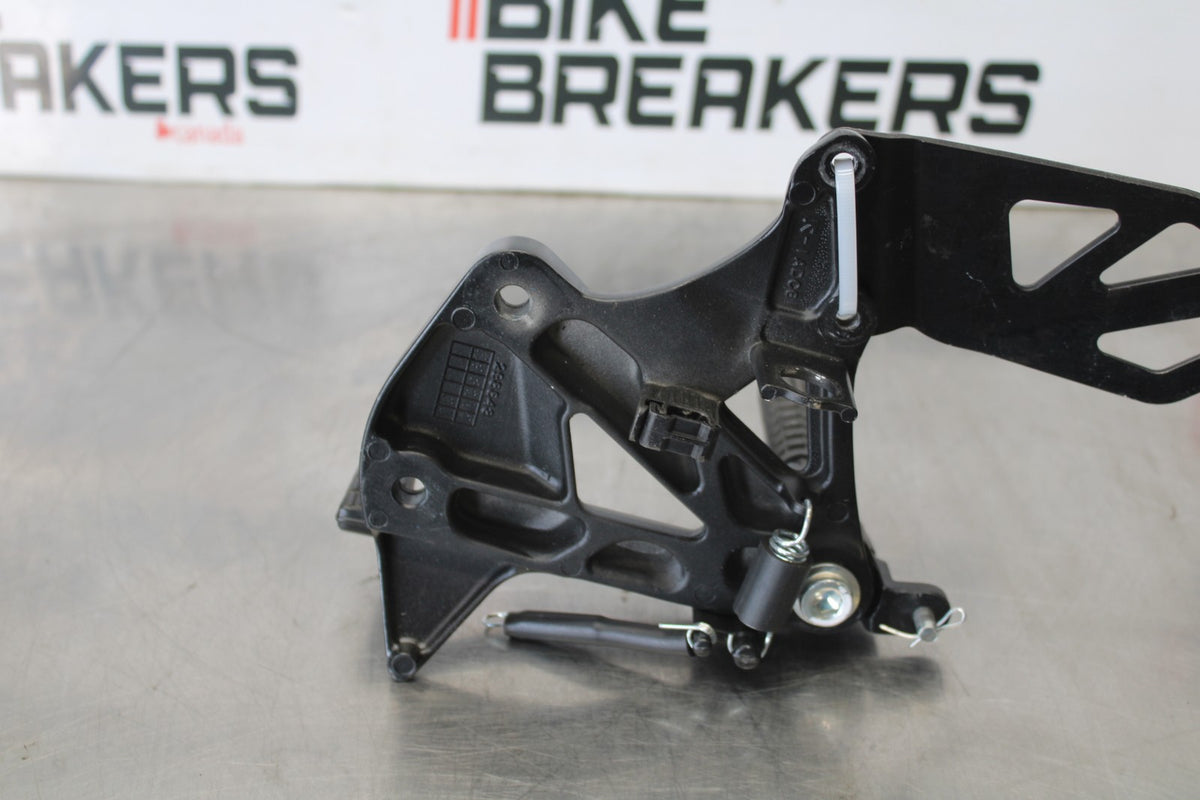 18 SUZUKI GSXR1000 RIGHT REARSET REAR SET DRIVER FOOT PEG REST STOP BB642