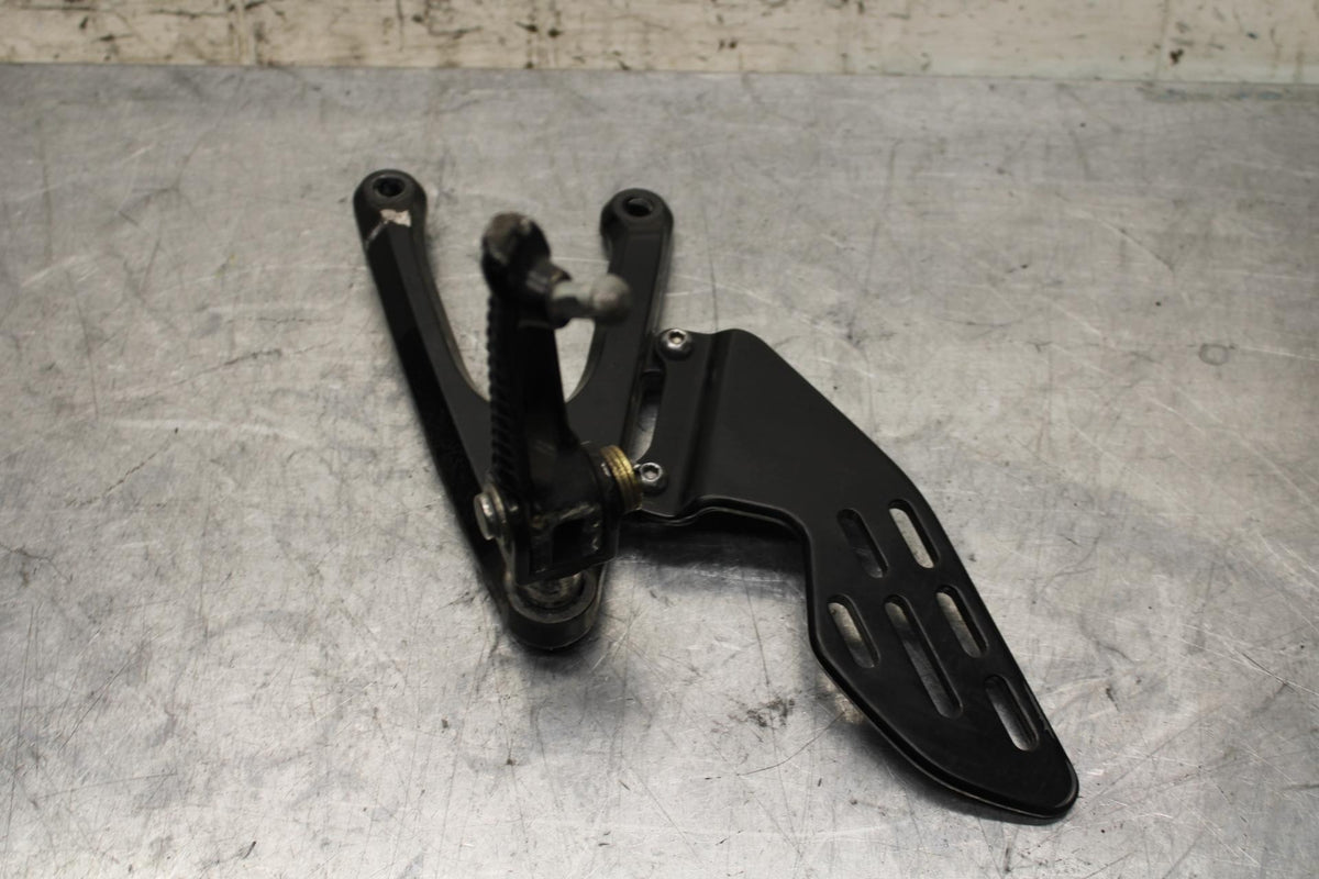 2007 Yamaha YZF R1 LEFT REARSET REAR SET DRIVER FOOT PEG REST STOP BB575