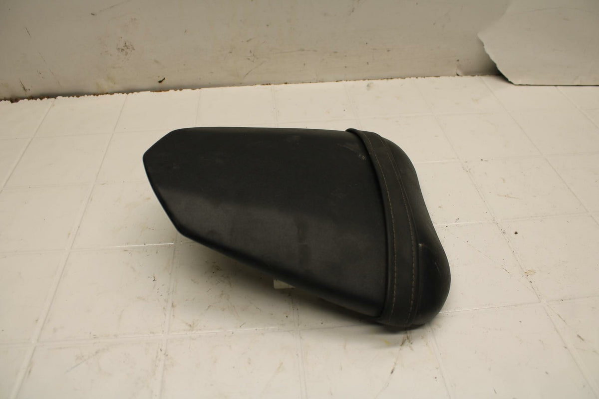 08-16 YAMAHA YZF R6 REAR BACK PASSENGER TANDEM SEAT PAD SADDLE PILLION BB406