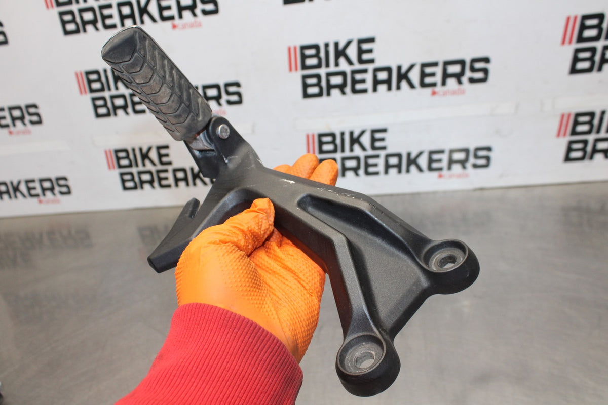 23 KAWASAKI NINJA 650 EX650 LEFT REAR BACK PASSENGER PEG BB920