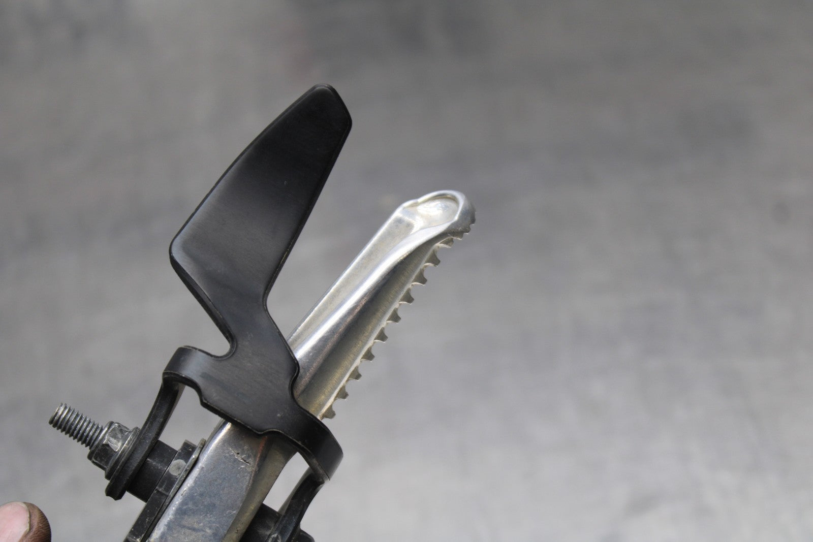 22-25 YAMAHA YZF R7 RIGHT REAR BACK PASSENGER PEG BB769