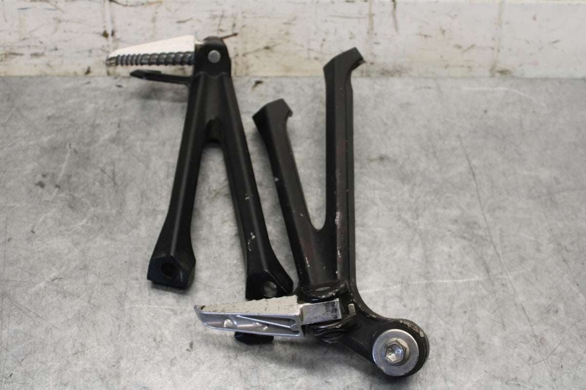 11-23 SUZUKI GSXR 750 REAR BACK PASSENGER PEG SET PAIR BB54