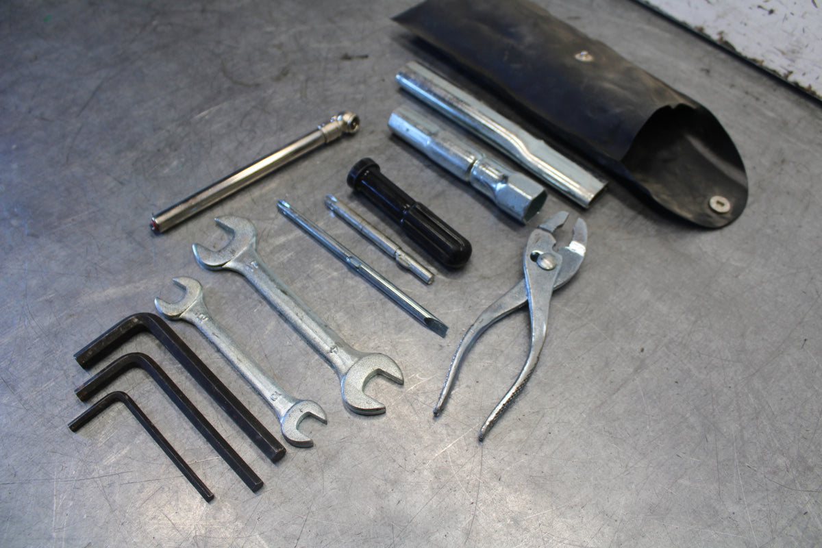 05-06 YAMAHA ROYAL STAR STOCK TOOLS OEM TOOL BAG KIT SET BB697