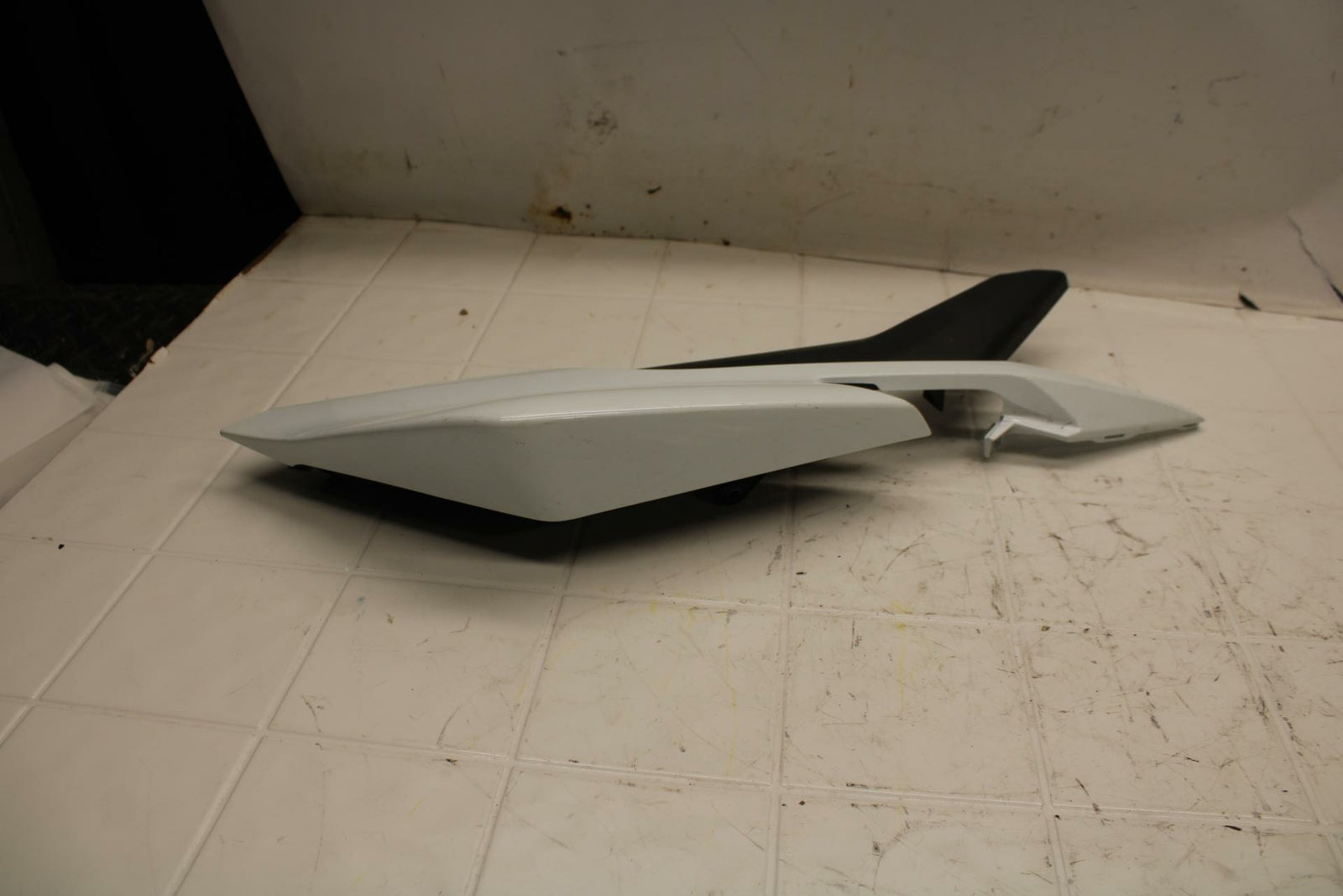 15-16 HONDA CB300F RIGHT REAR BACK TAIL FAIRING COWL SHROUD BB05