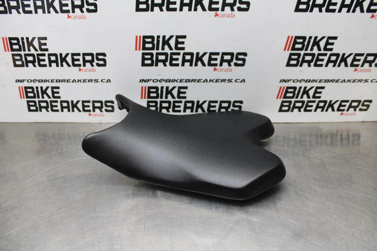 08-16 YAMAHA YZF R6 FRONT DRIVERS SEAT PAD SADDLE PILLION BB856