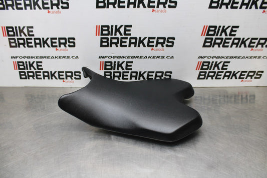 08-16 YAMAHA YZF R6 FRONT DRIVERS SEAT PAD SADDLE PILLION BB856