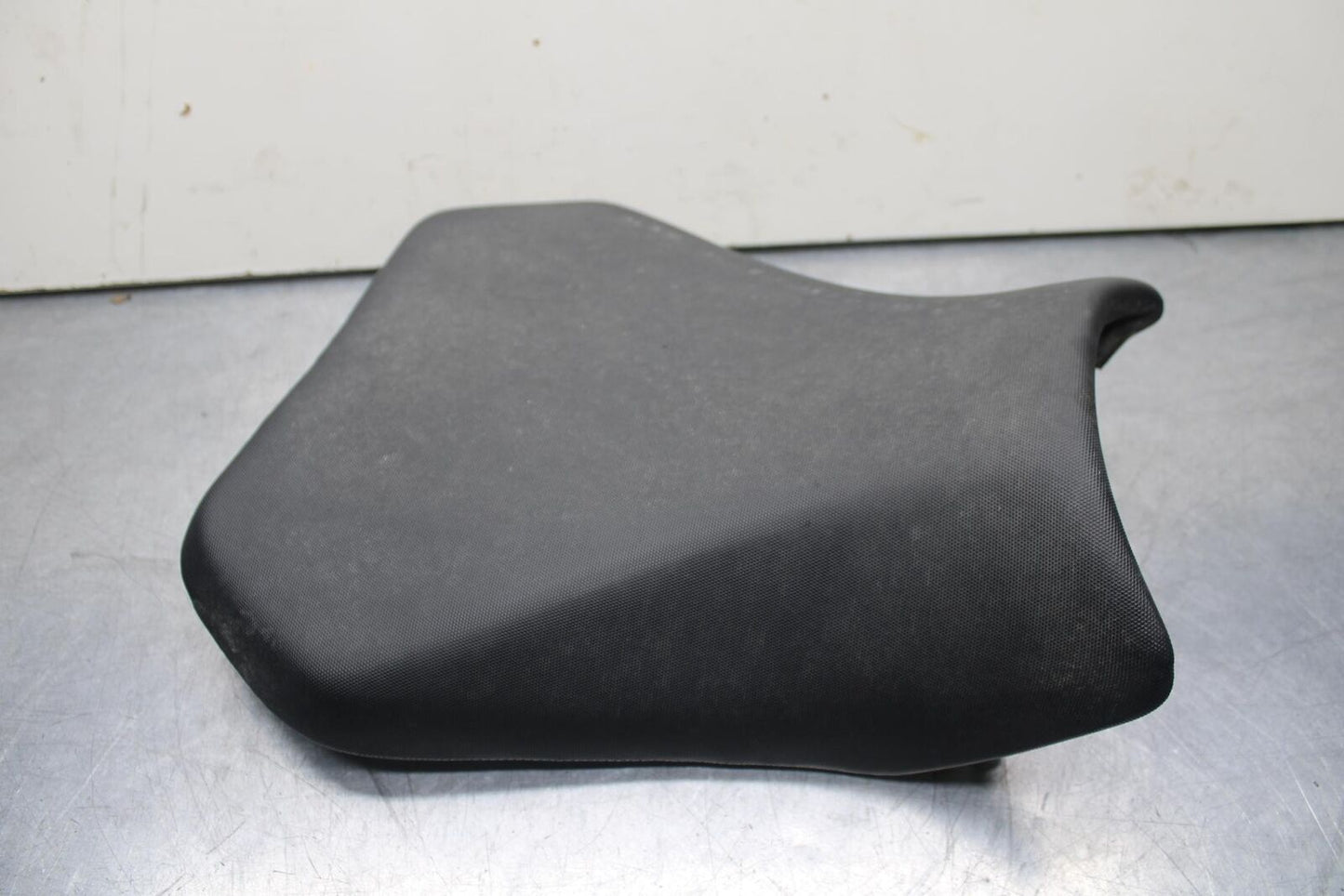 2011 Suzuki GSXR600 FRONT DRIVERS SEAT PAD SADDLE 45100-14J10-DW2 BB602