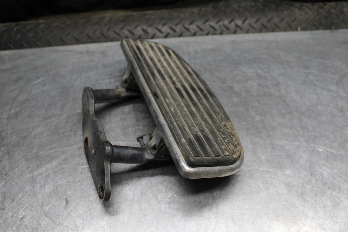 04 KAWASAKI VULCAN 1500 LEFT FRONT FOOT REST PEG STEP BB762