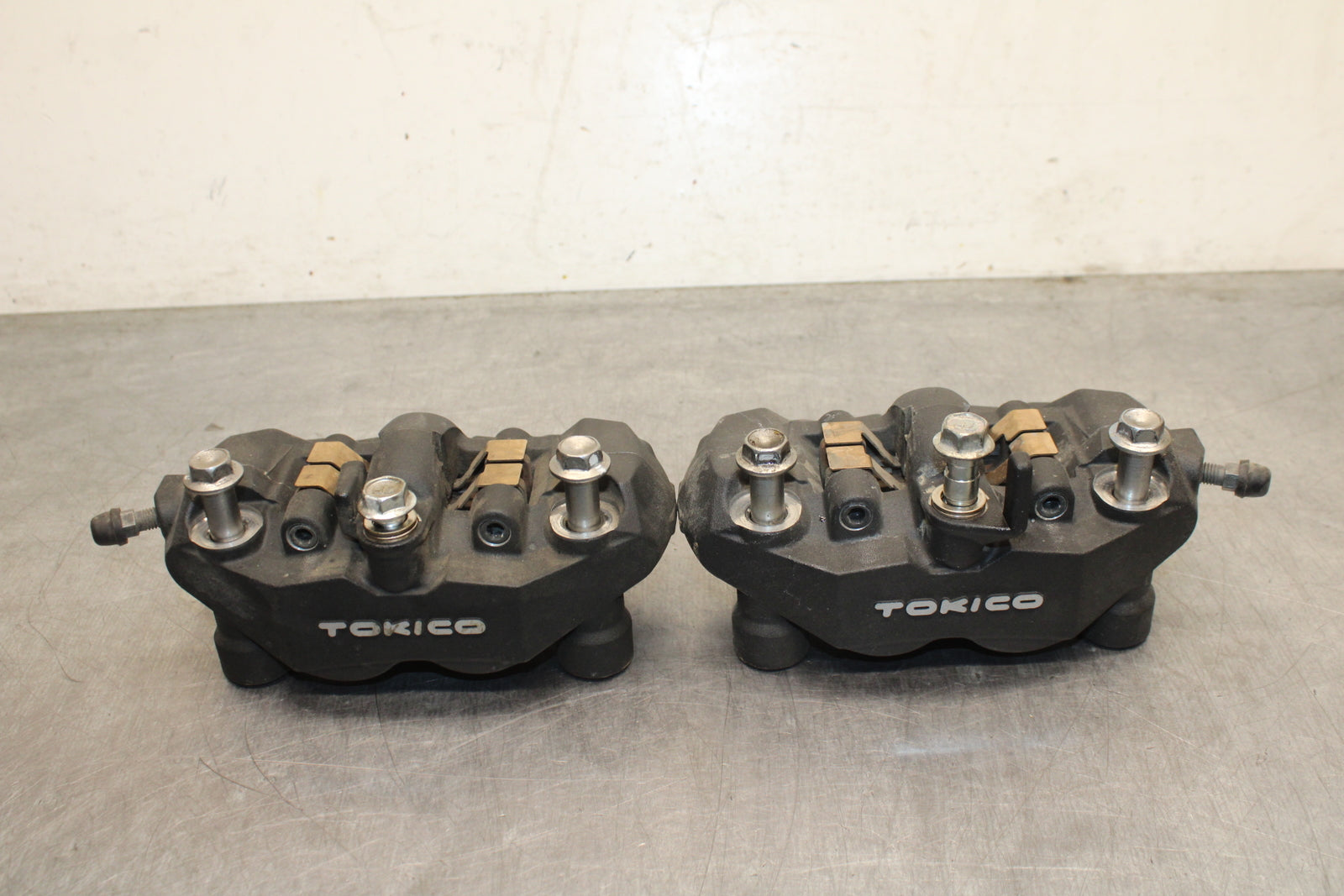 09 SUZUKI GSXR600 RIGHT LEFT FRONT BRAKE CALIPER SET PAIR CALIPERS BB759