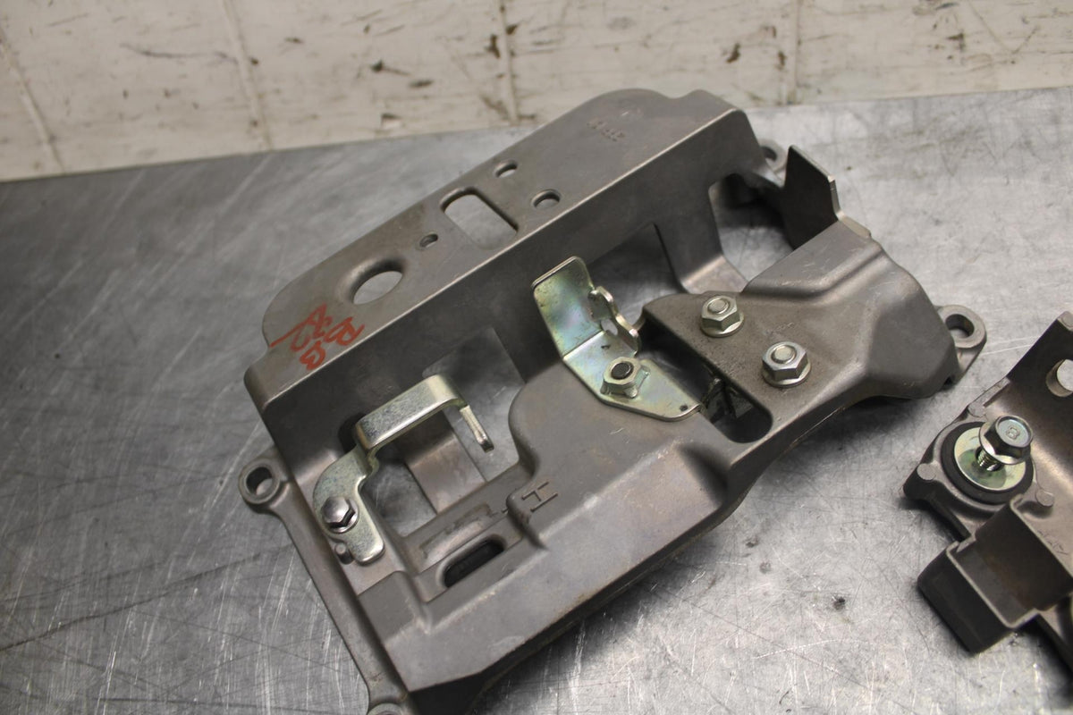 2015 Yamaha FJ09 SEAT MOUNTING BRACKET MOUNT BB41