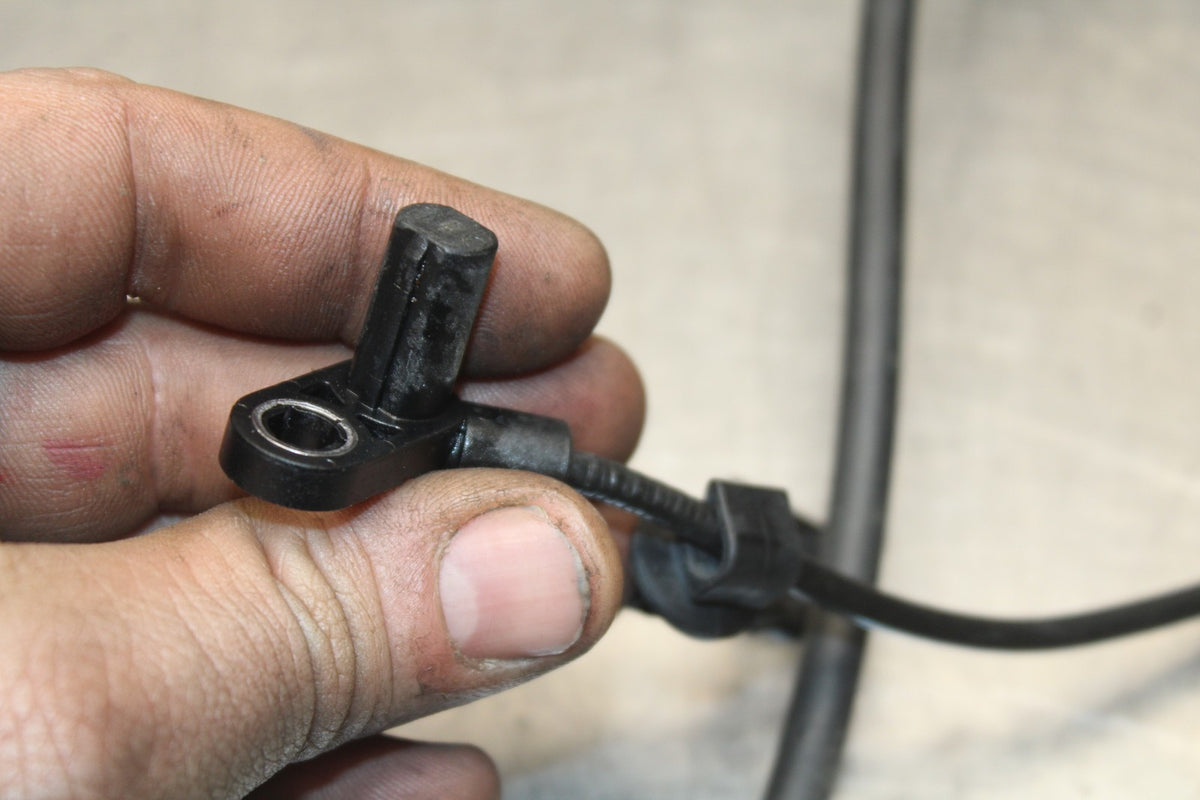 18-26 KAWASAKI Z400 FRONT ABS BRAKE SENSOR BB852