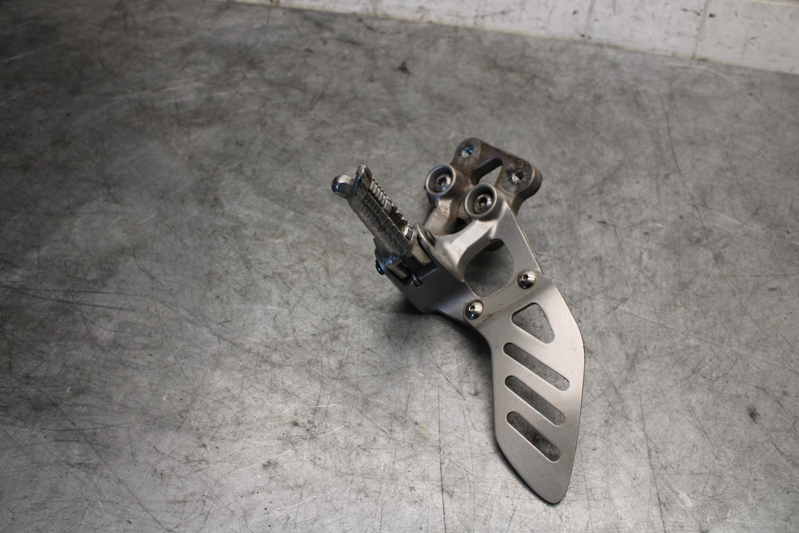 06-07 SUZUKI GSXR750 LEFT REARSET REAR SET DRIVER FOOT PEG REST STOP BB543