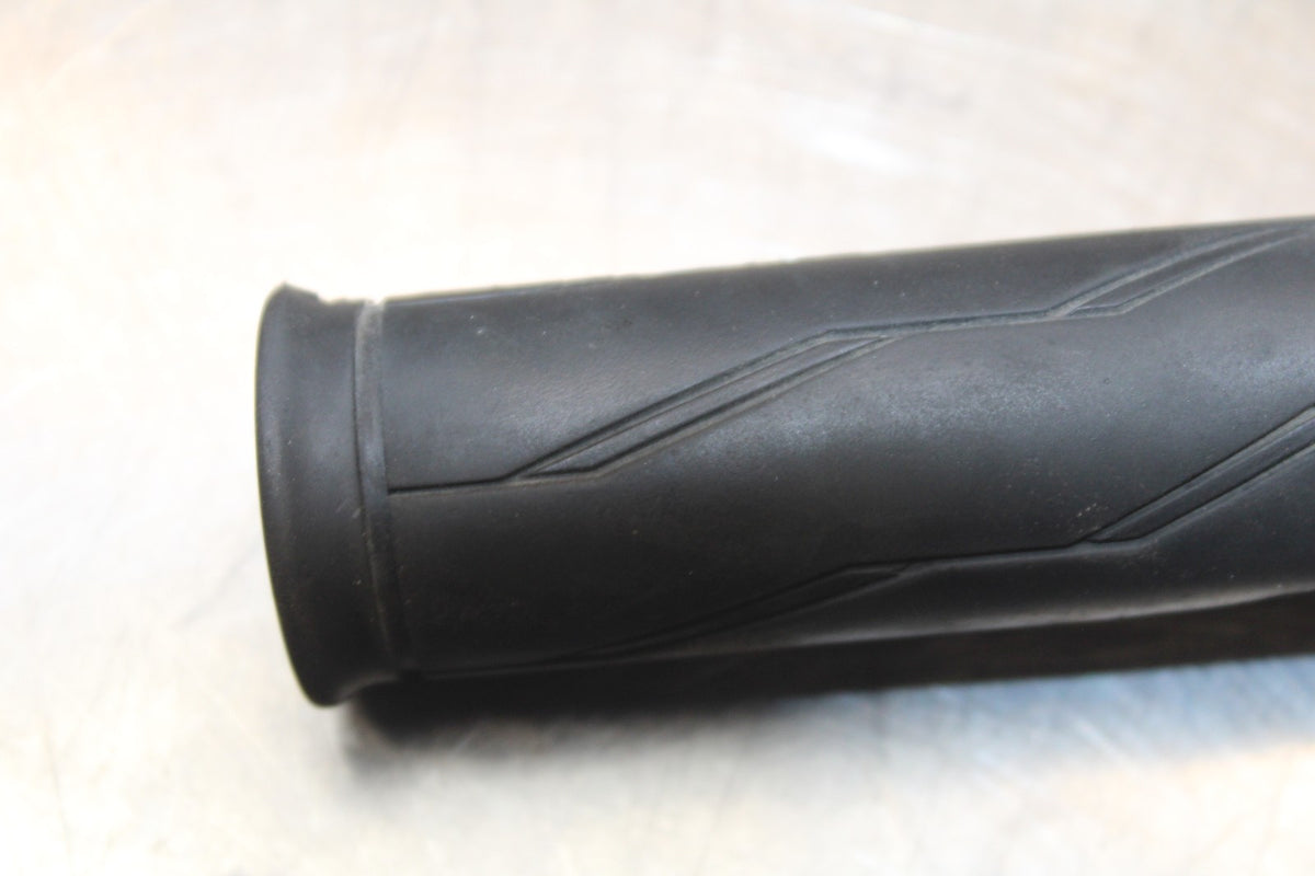 22-25 YAMAHA YZF R7 RIGHT THROTTLE GRIPBB850