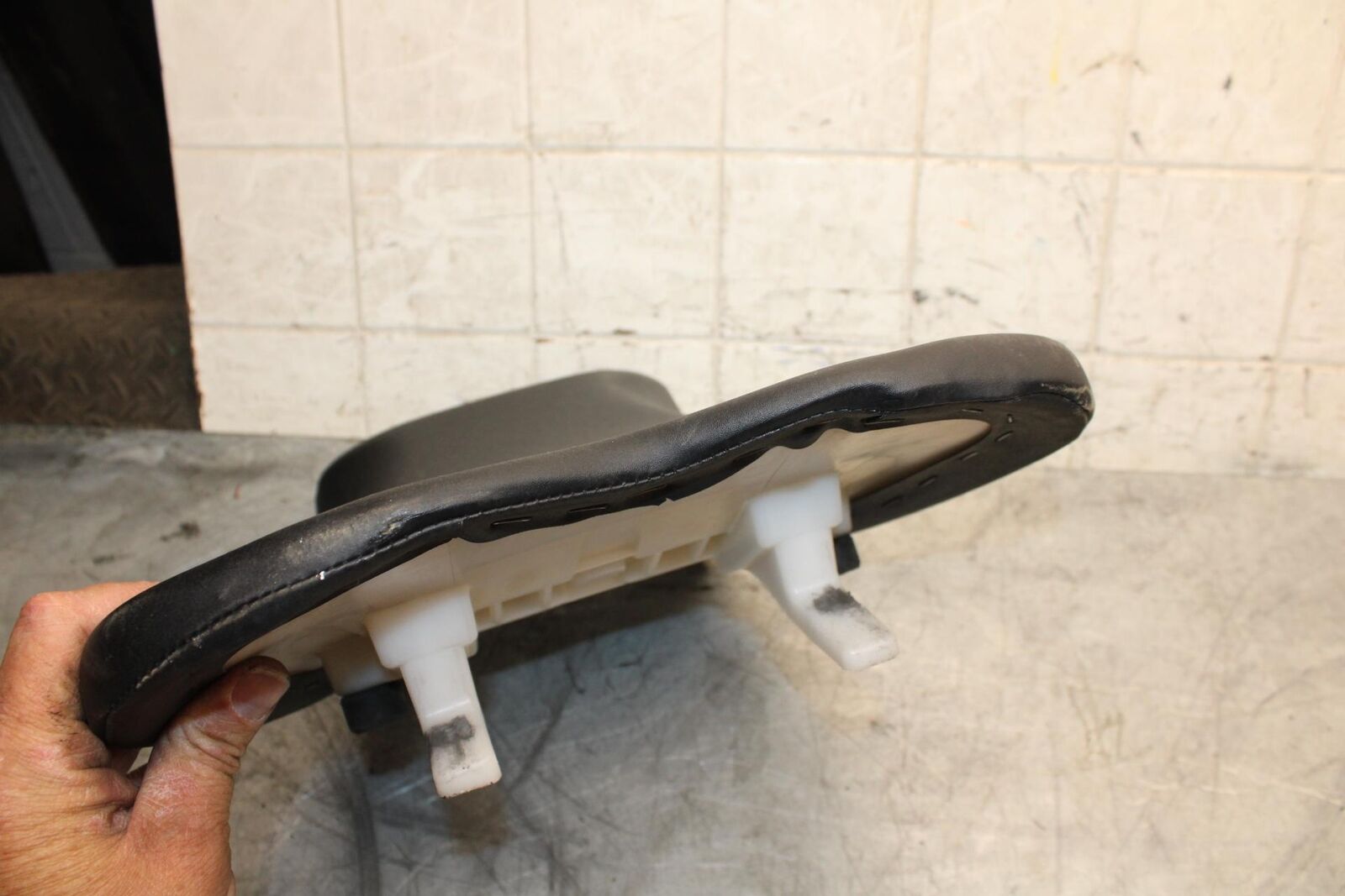 2007 Suzuki GSXR750 FRONT DRIVERS SEAT PAD SADDLE PILLION 45100-01H00-6BY BB546