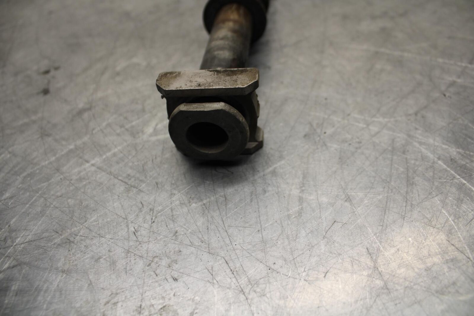 05-06 HONDA CBR600RR REAR AXLE  WHEEL RIM PIVOT BOLT AXEL 42301-MEE-D00 BB484