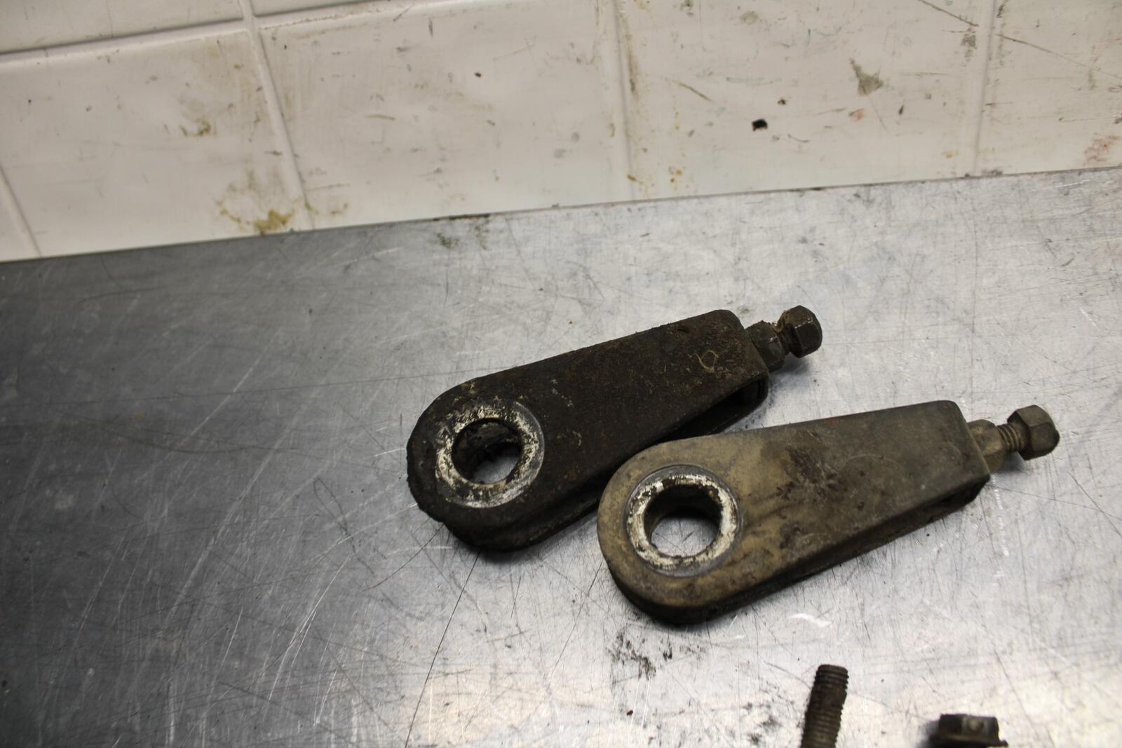 75 SUZUKI GT 550 SWINGARM CHAIN TENSIONER ADJUSTMENT BRACKETS  BB72