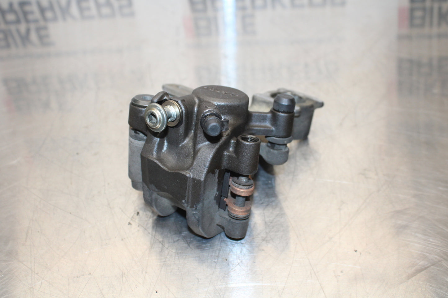 11 SUZUKI GSXR1000 REAR BACK BRAKE CALIPER W MOUNT BRACKET BB142 