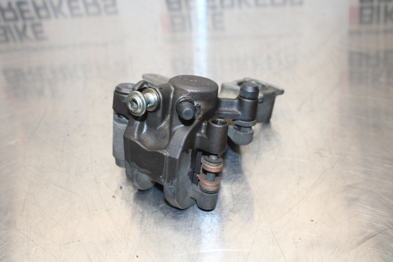 11 SUZUKI GSXR1000 REAR BACK BRAKE CALIPER W MOUNT BRACKET BB142 