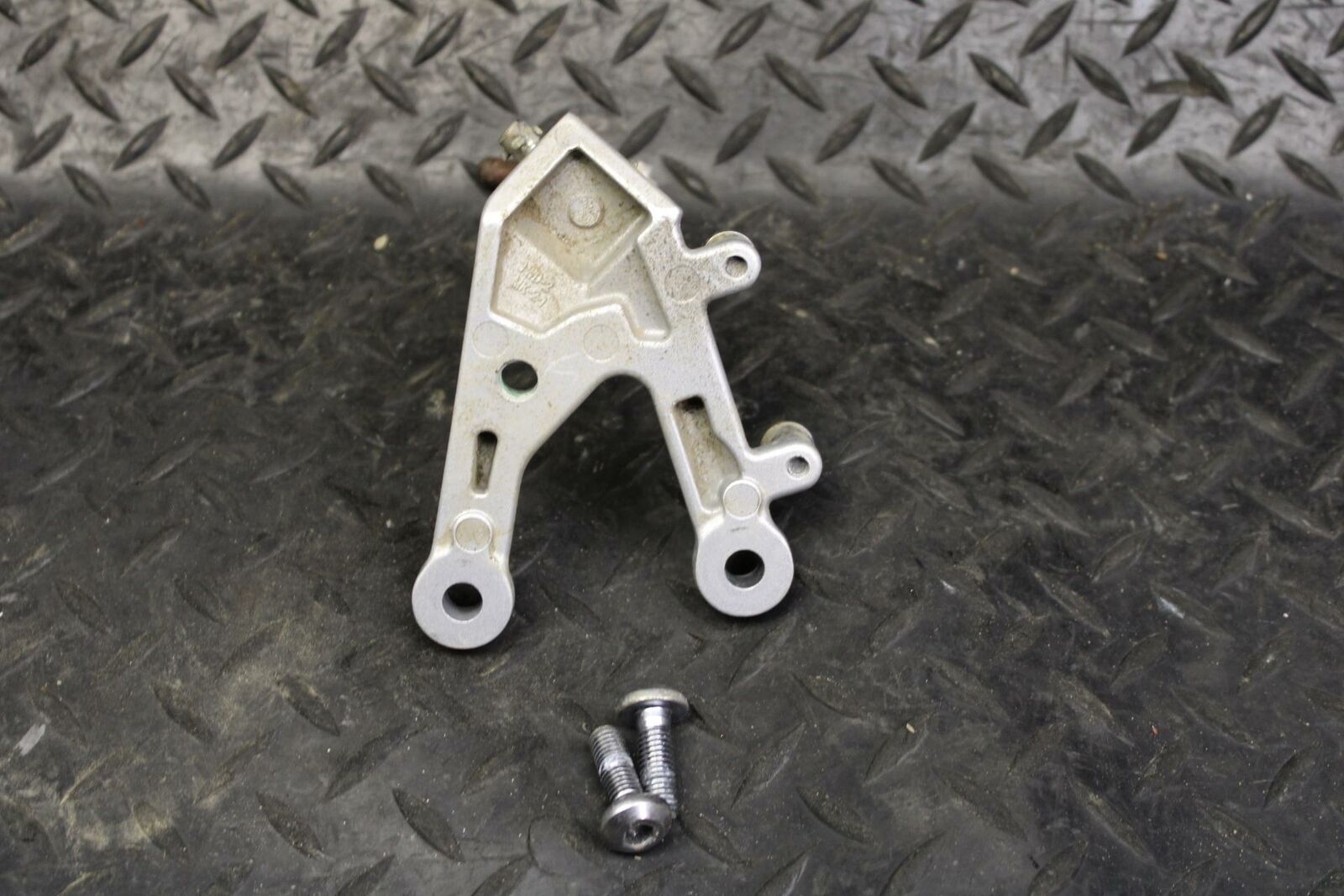 19 YAMAHA YZF R3 LEFT REARSET REAR SET DRIVER FOOT PEG BRACKET MOUNT BB177