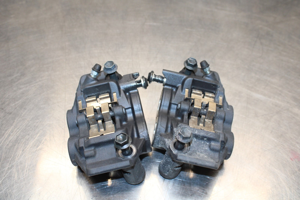 22-25 YAMAHA YZF R7 RIGHT LEFT FRONT BRAKE CALIPER SET PAIR CALIPERS BB176