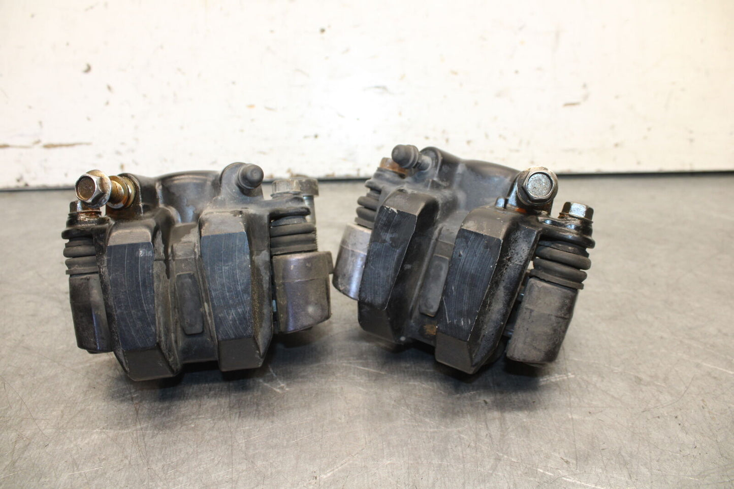 85-86 SUZUKI MADURA 1200 RIGHT LEFT FRONT BRAKE CALIPER SET PAIR CALIPERS  BB691