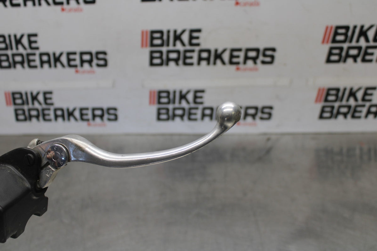25 KAWASAKI Z900 FRONT BRAKE MASTER CYLINDER w/ LEVER BB928