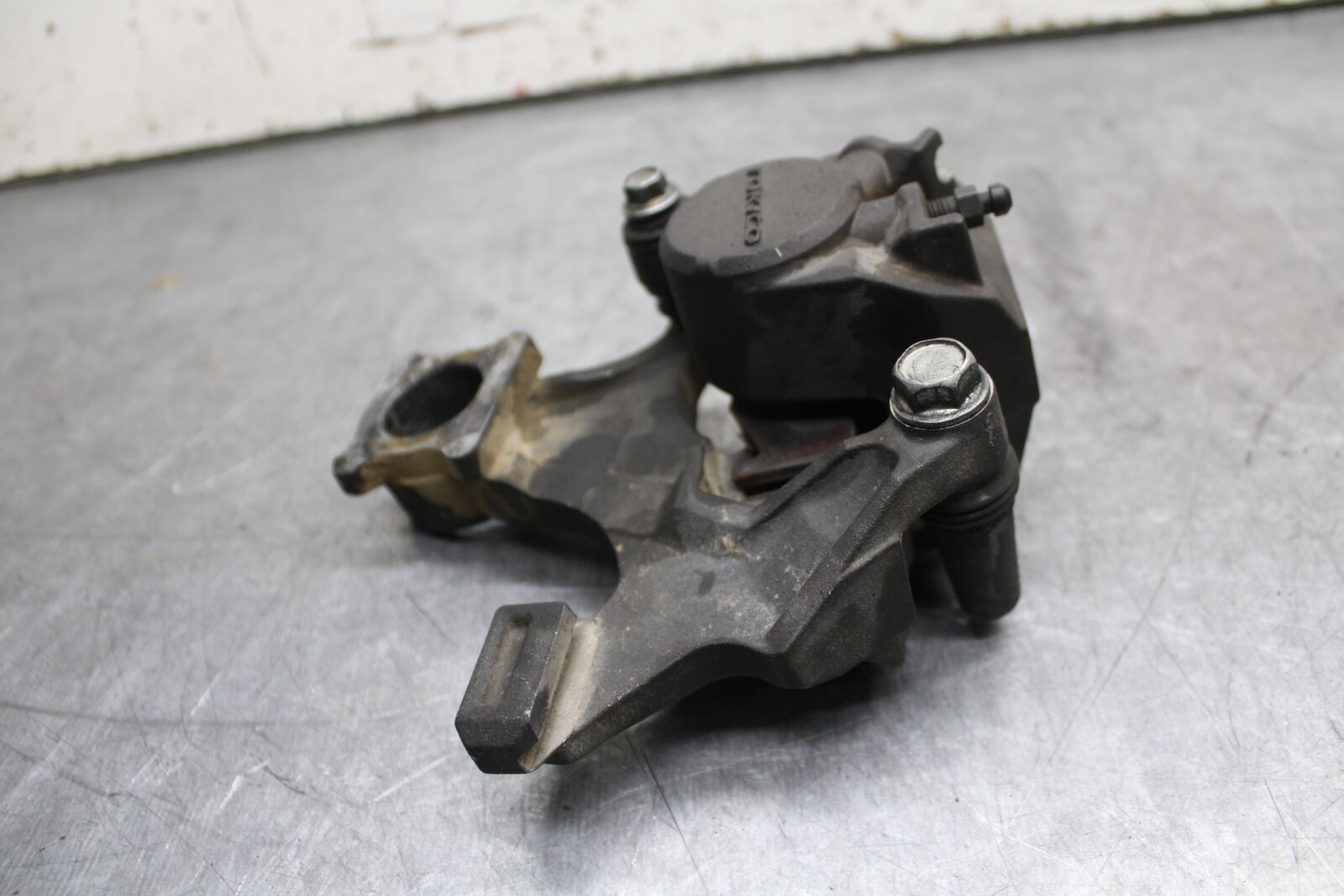 08-10 SUZUKI GSXR 600 REAR BACK BRAKE CALIPER W MOUNT BRACKET  BB721
