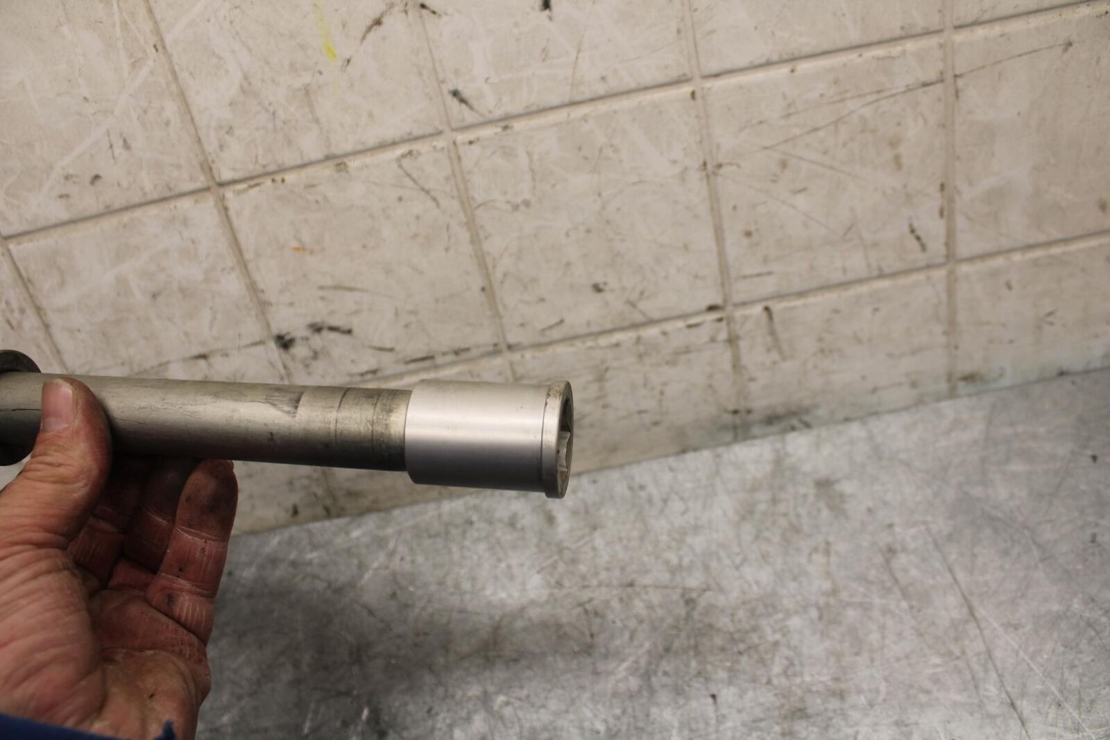 2009 Kawasaki Ninja ZX6R ZX600R FRONT WHEEL RIM AXLE PIVOT BOLT 41068-0034 BB538