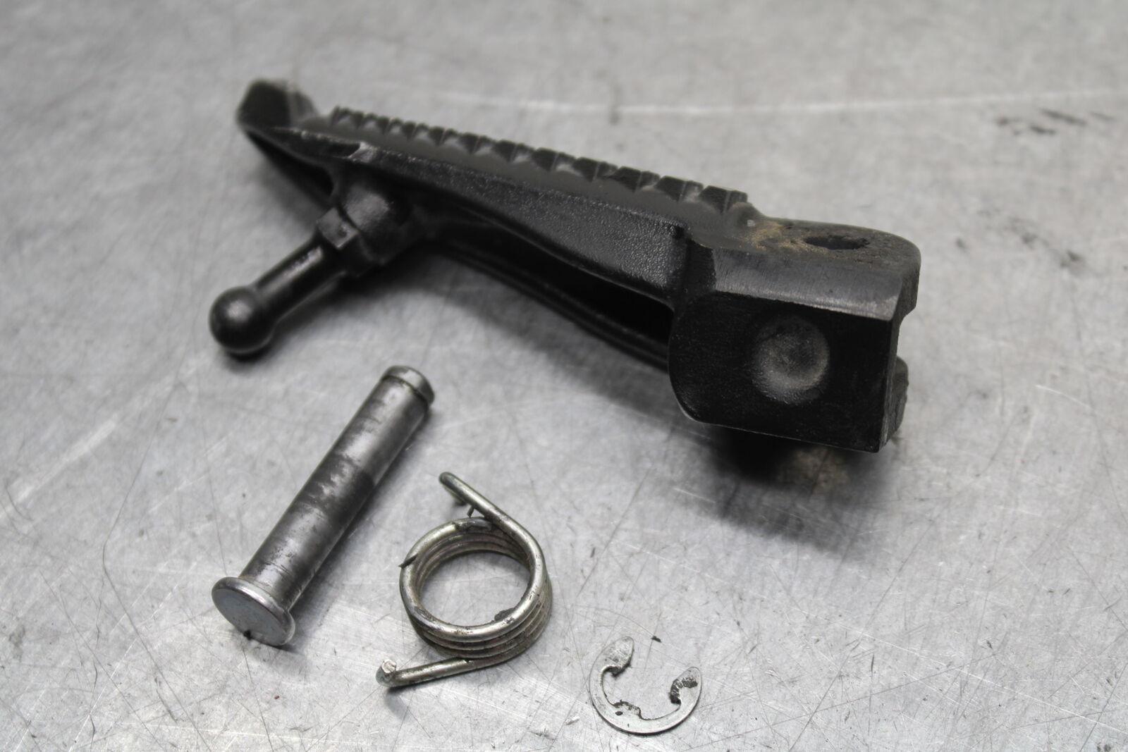 16 KAWASAKI NINJA ZX10R RIGHT FRONT FOOT REST PEG STEP 34028-0140 BB650